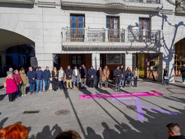 Torrejón de Ardoz guarda un minuto de silencio en homenaje a las víctimas de la violencia de género de 2023