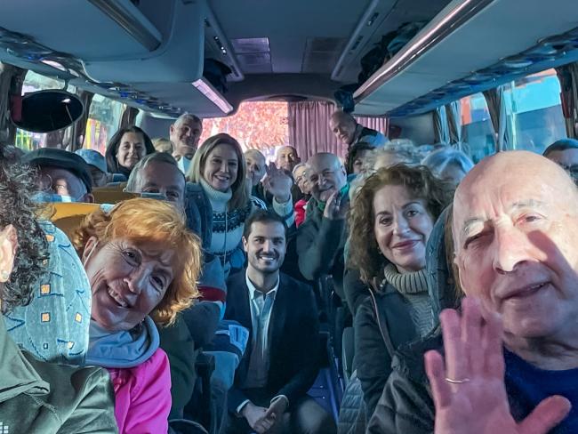 El alcalde y la concejala de Mayores acudieron a despedir a algunos de los participantes en una de las rutas de senderismo para mayores del Ayuntamiento de Torrejón