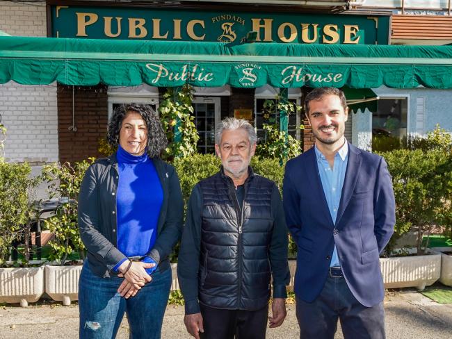 El alcalde, Alejandro Navarro Prieto, y la concejala de Turismo, Miriam Gutiérrez, visitando Public House, junto a su gerente, Fernando Sánchez