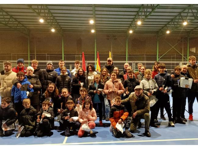 La concejala de Turismo, Miriam Gutiérrez, junto a todos los campeones y subcampeones de esta edición