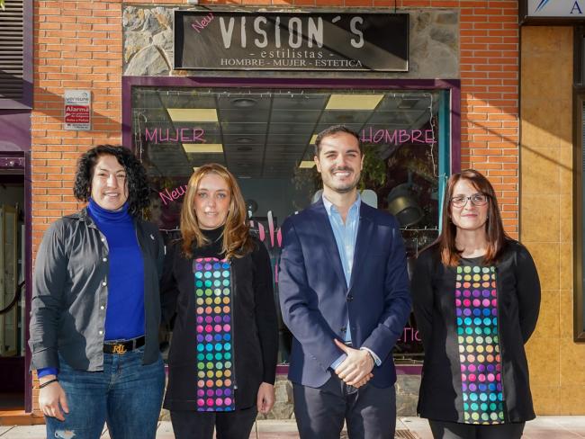 El alcalde, Alejandro Navarro Prieto, y la concejala de Turismo, Miriam Gutiérrez, visitando Visión estilistas, junto a su gerente, Mercedes Ortiz y la trabajadora, Cristina Matías 