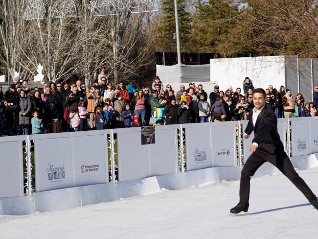 Javier Fernández durante la exhibición en la Pista de Hielo de Mágicas Navidades, el Parque de la Navidad de España
