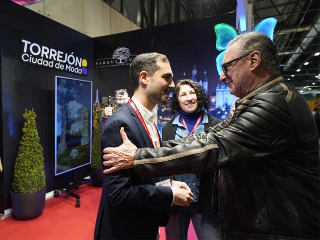 El alcalde, Alejandro Navarro Prieto, y el periodista, Carlos Herrera, que ha visitado el stand de Torrejón