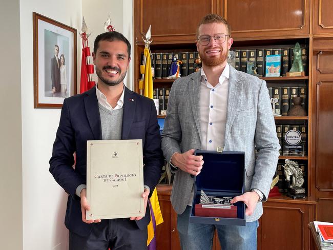 El alcalde, Alejandro Navarro Prieto, entregó al investigador torrejonero una fachada del Ayuntamiento de Torrejón y la Carta de Privilegio de Carlos I