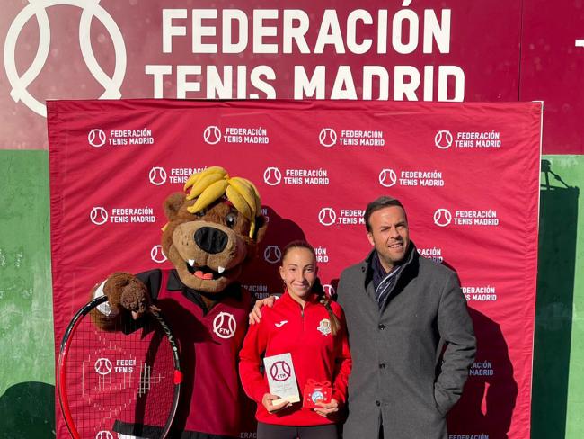 Carlota Luján recibiendo el trofeo como subcampeona del Torneo Máster 