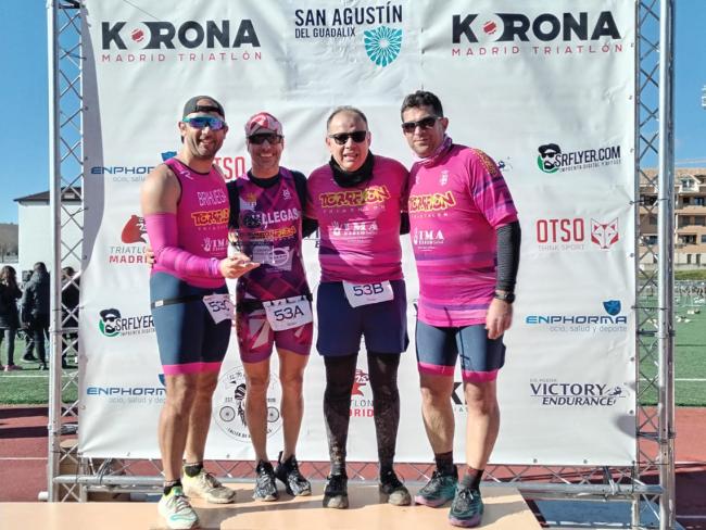 Los miembros de Tritorrejón, Felipe Torres, Diego Fiallegas, Mario Ortega y Manuel Brihuega, campeones por equipos del Ecodumad Cross en la categoría Popular