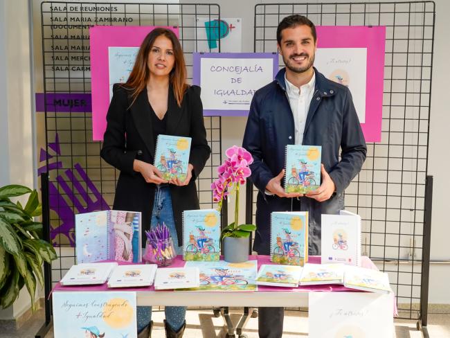El alcalde, Alejandro Navarro Prieto, y la concejala de Igualdad y Festejos, María Eugenia Gil, presentando el Cuaderno de Gestión del Tiempo