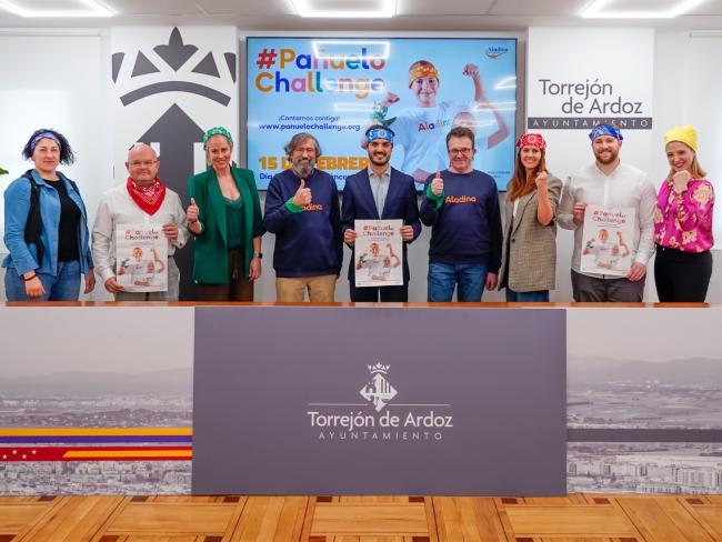 El alcalde Alejandro Navarro Prieto y concejales del Gobierno local, junto a los representantes de Aladina, posando con los pañuelos solidarios