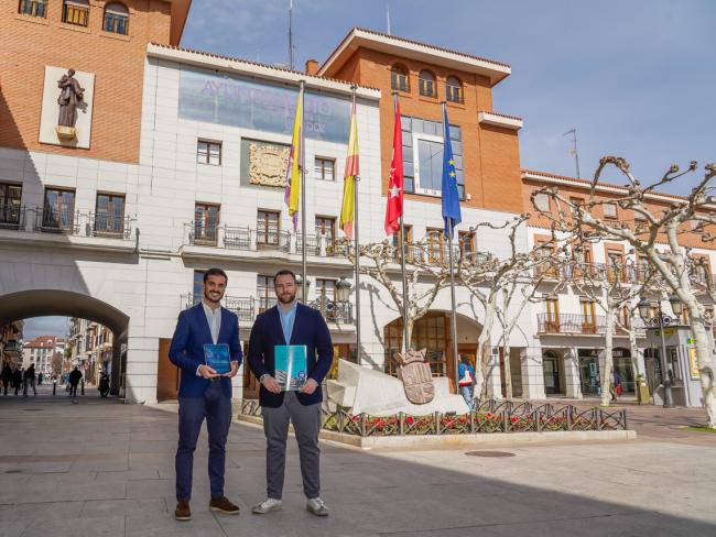 El alcalde de Torrejón de Ardoz, Alejandro Navarro Prieto, y el concejal de Urbanismo, Vivienda y Juventud, Victor Miranda Lozano, presentando las listas definitivas