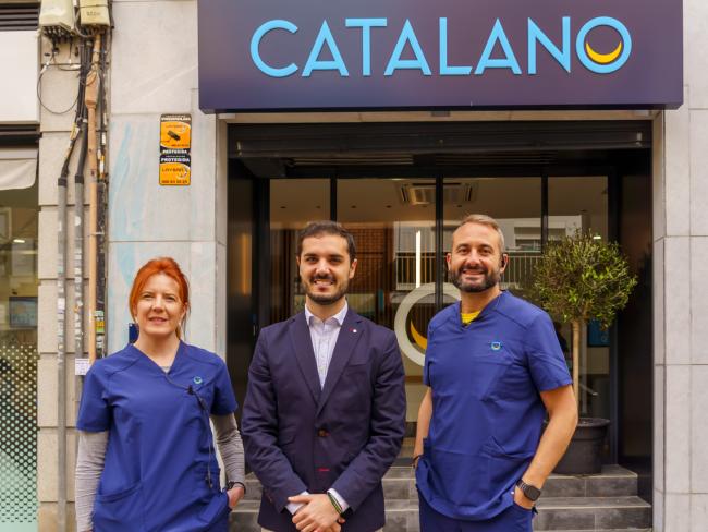 El alcalde, Alejandro Navarro prieto, visitando la clínica dental Catalano, junto a su director, Javier Hernández y la higienista dental, Vanesa Orea 