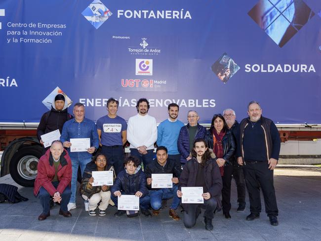 El alcalde, Alejandro Navarro Prieto con los alumnos que han recibido el diploma