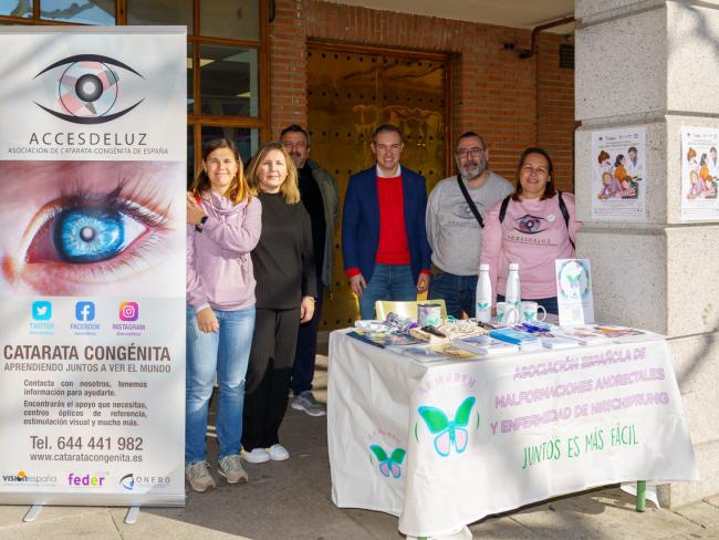 El concejal de Bienestar, Educación e Inmigración, Rubén Martínez, visitando la mesa informativa instalada en la Plaza Mayor por las asociaciones AEMAREH, ACCESDELUZ y MPS-Lisosomales, de FEDER. con motivo del Día Mundial de las Enfermedades Raras 