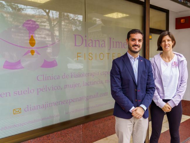 El alcalde, Alejandro Navarro Prieto, visitando el centro de Fisioterapia, junto a su gerente, Diana Jiménez