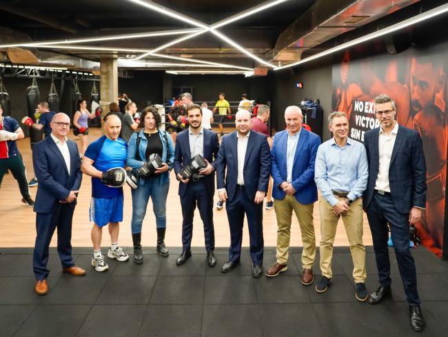 El alcalde, Alejandro Navarro Prieto, el concejal de Deportes y Movilidad, José Miguel Martín Criado, y la edil de Turismo, Miriam Gutiérrez, visitaron las nuevas instalaciones deportivas junto al gerente de Centros deportivos SERVEO, Carlos Leal,  el director regional centro de SERVEO, Miguel Chaves,  el director INACUA Torrejón, Francisco Liebana, y el profesor de la Escuela Municipal de Boxeo y presidente del Boxing Club Torrejón, José Caro