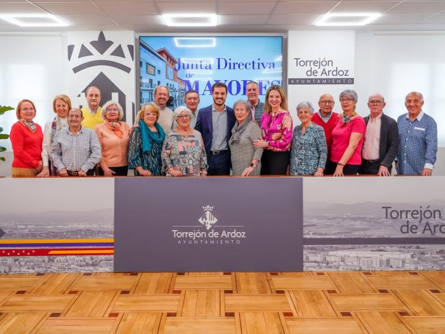 El alcalde, Alejandro Navarro Prieto, la concejala de Mayores, Ana Verónica González y la presidenta de Junta Directiva de Mayores, Mari Carmen González, con la directiva de la Junta de Mayores 