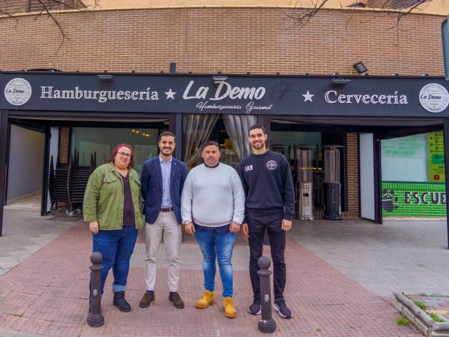 El alcalde, Alejandro Navarro Prieto, visitando “Hamburguesería La Demo”, junto a sus gerentes, Ángel Solsona y Gema Linares 