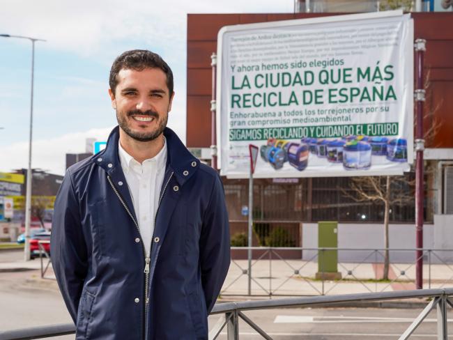 El alcalde, Alejandro Navarro Prieto, junto a una de las vallas de la campaña de concienciación en favor del reciclaje en la ciudad