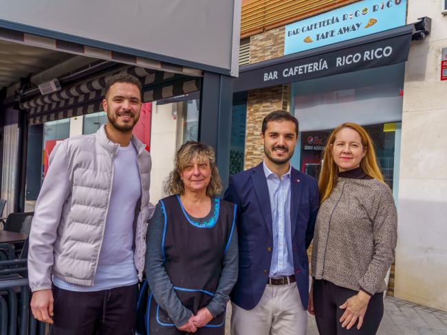 El alcalde, Alejandro Navarro Prieto, visitando el bar cafetería Rico, Rico, junto a su gerente, Inmaculada Román, la cocinera, Mayte y el ayudante de limpieza y mantenimiento del local, Farouk