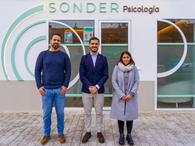 El alcalde, Alejandro Navarro Prieto, visitando SONDER Psicología, junto a su gerente, María Isabel Barragán