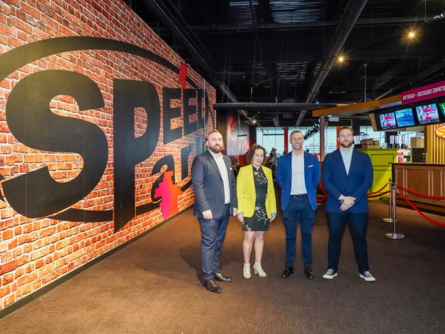 El concejal de Urbanismo, Vivienda y Juventud, Víctor Miranda, visitando Speed Park