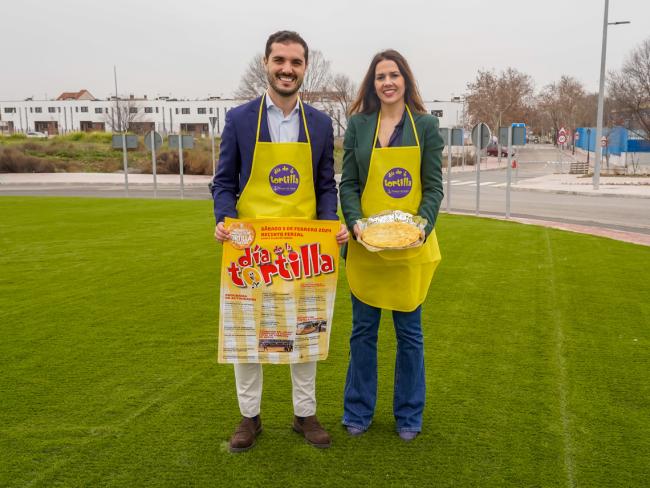 El alcalde, Alejandro Navarro Prieto y la concejala de Igualdad y Festejos, María Eugenia Gil, presentado el Día de la Tortilla