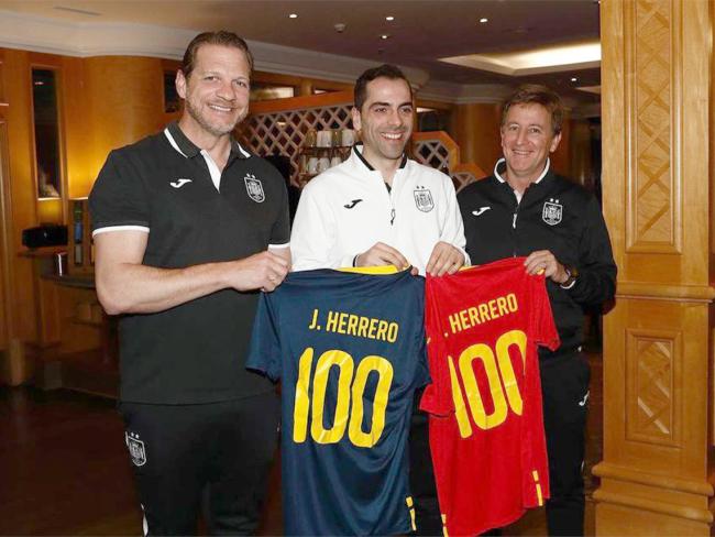 Jesús Herrero recibió dos camisetas conmemorativas de sus 100 partidos como internacional absoluto entregadas por Luis Amado, representante institucional de la RFEF, exportero de la selección española y bicampeón del mundo, y Antonio García Plata, miembro de la RFEF