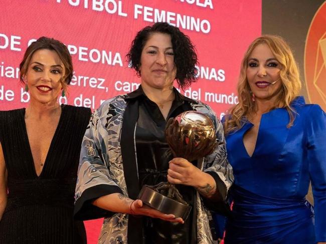 Miriam Gutiérrez recibió el premio de manos de la vicepresidenta de la fundación, Mónica Guardado, y en presencia de la presidenta, Emilia Zaballos, en nombre de la Selección Española de fútbol femenino para hacérselo llegar próximamente