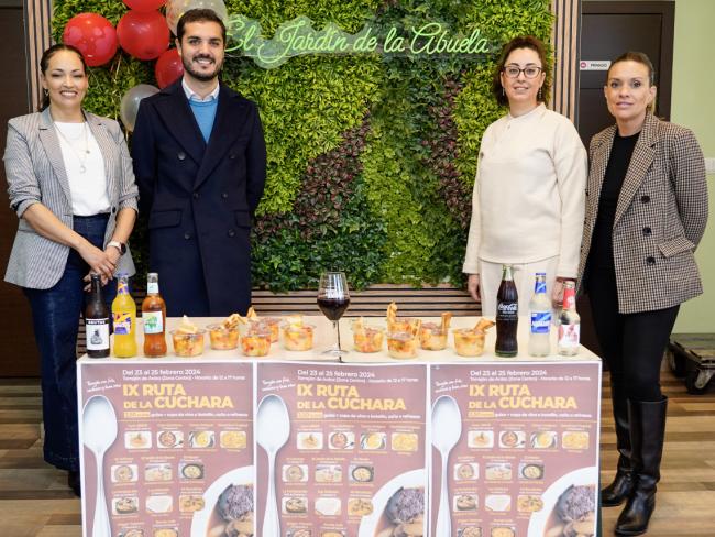 El alcalde, Alejandro Navarro Prieto, la secretaria general del UNICEM, Carolina Santana, y las propietarias de El Jardín de la Abuela presentando la IX Ruta de la Cuchara en este establecimiento ubicado en la calle Marquesas, 2 y que presentan la tapa con “Las Pelotas de la Abuela”