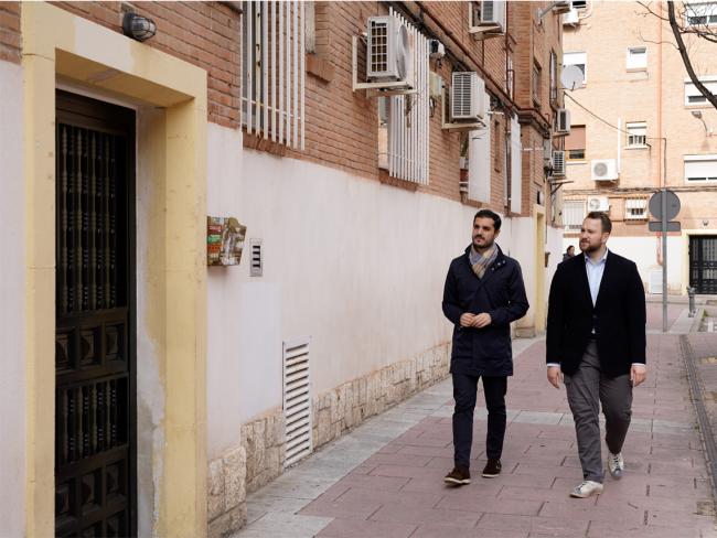 El alcalde, Alejandro Navarro Prieto, y el concejal de Urbanismo, Vivienda y Juventud, Víctor Miranda Lozano en el barrio INTA