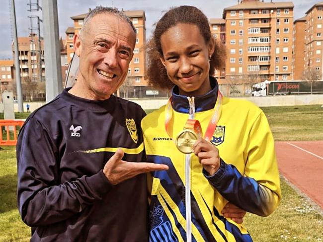 Eva Marie Pauline junto a su entrenador, Juan Ramos