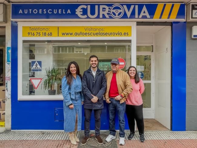 El alcalde, Alejandro Navarro Prieto, visitando la Autoescuela €urovía, junto a su gerente Matilde Ruiz y otros trabajadores del centro 