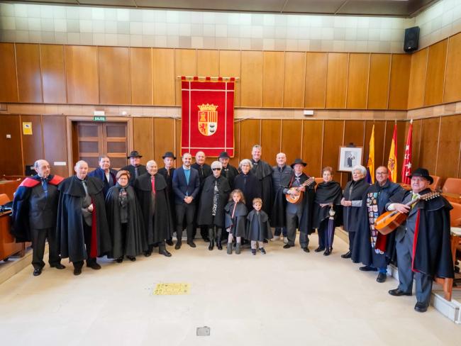 El alcalde, Alejandro Navarro Prieto, junto a la Asociación Amigos de la Capa Española y los miembros de la Coral Polifónica, de la Rondalla Torrejón de Ardoz y de la Rondalla Orión 