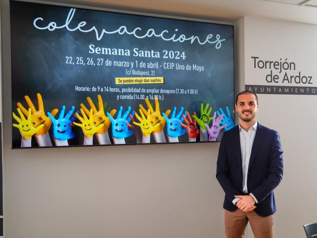 El alcalde, Alejandro Navarro Prieto, presentando las Colevacaciones de Semana Santa 2024