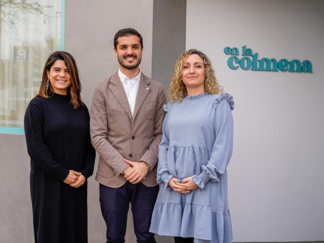 El alcalde, Alejandro Navarro Prieto, visitando En la Colmena, junto a sus gerentes, Celia Martín y Ana María Velasco 