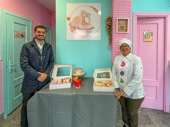 El alcalde, Alejandro Navarro Prieto, visitando “Azúcar y Canela”, junto a su gerente, Merly Judit Rosales