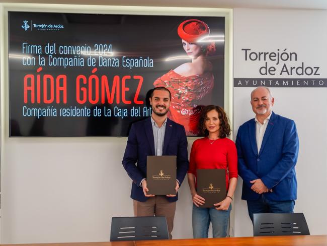 El alcalde, Alejandro Navarro Prieto, la directora de Compañía de Danza Española Aída Gómez, y el concejal de Cultura, José Antonio Moreno