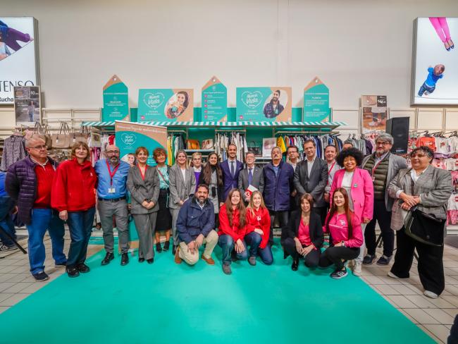 El alcalde, Alejandro Navarro Prieto en la inauguración del nuevo córner Moda-Re, acompañado por la directora del Alcampo Torrejón, Laura Picón, el director de Alcampo para la zona del Corredor del Henares, Carlos Pedreira y otras personas comprometidas con esta iniciativa  