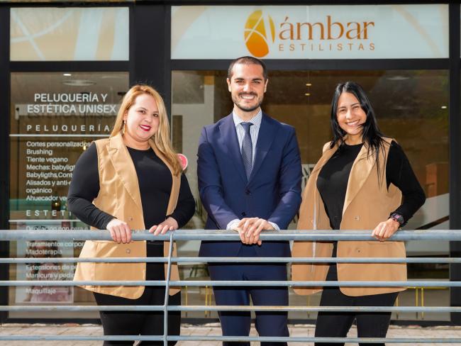 El alcalde, Alejandro Navarro Prieto, visitando “Ámbar Estilistas”, junto a su gerente, Katherine Céspedes y una de las trabajadoras del centro