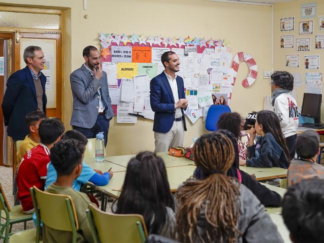 El alcalde, Alejandro Navarro Prieto, y el concejal de Bienestar, Educación e Inmigración, Rubén Martínez, visitando el programa, acompañados por el director técnico de Cruz Roja Corredor del Henares Sur, David Martín