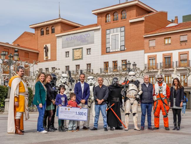 El alcalde, Alejandro Navarro Prieto, la concejala de Igualdad y Festejos, María Eugenia Gil, la edil de Mayores, Ana Verónica González y el concejal de Cultura, José Antonio Moreno, junto a los representantes de la Legión 501 Spanish Garrison y la Rebel Legion de la Guerra de las Galaxias, acompañados por Víctor, un pequeño de 5 años afectado por el síndrome de Sanfilippo, y su madre Ana Belén Astudillo
