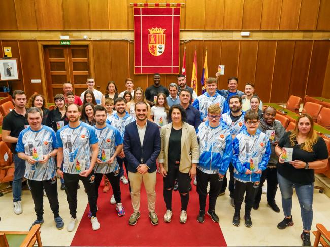 El alcalde, Alejandro Navarro Prieto, homenajea a 31 deportistas torrejoneros por sus éxitos más recientes