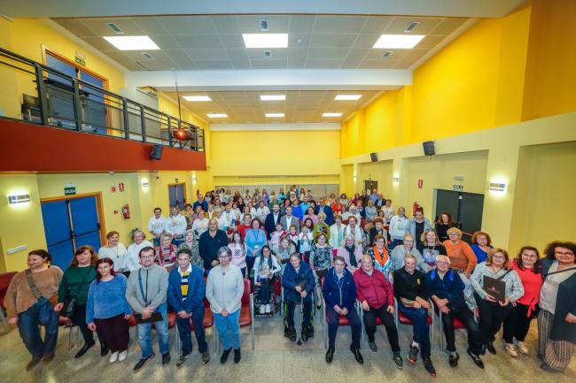 El alcalde, Alejandro Navarro Prieto, el concejal de Urbanismo, Vivienda y Juventud, Víctor Miranda, la edil de Igualdad y Festejos, María Eugenia Gil, y los representantes de las distintas asociaciones