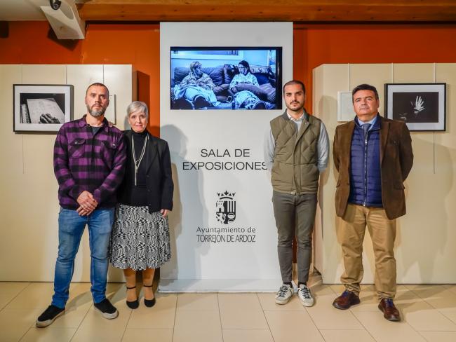 El alcalde, Alejandro Navarro Prieto en la inauguración de la exposición, Jaula, detrás de una vida con anorexia”