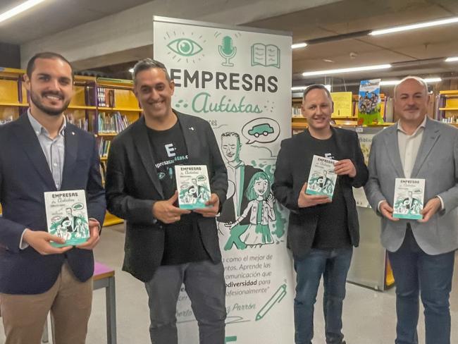 El alcalde, Alejandro Navarro Prieto, el concejal de Cultura, José Antonio Moreno, el autor del libro, Alberto Fernández y el ilustrador de la obra, Carlos Molina