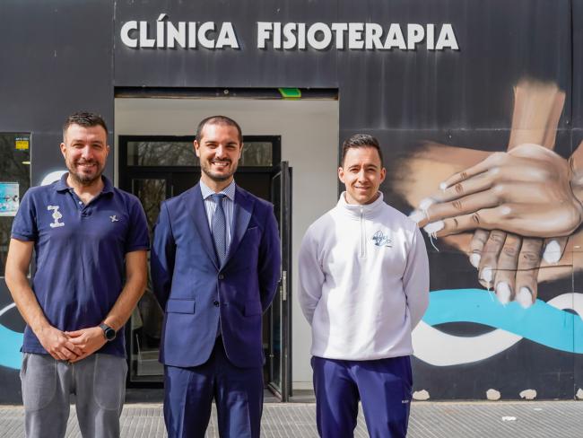 El alcalde, Alejandro Navarro Prieto visitando Clínica Lozano, junto a su gerente, José Luis Lozano, y al responsable de PC Trainers, Pedro Cortés