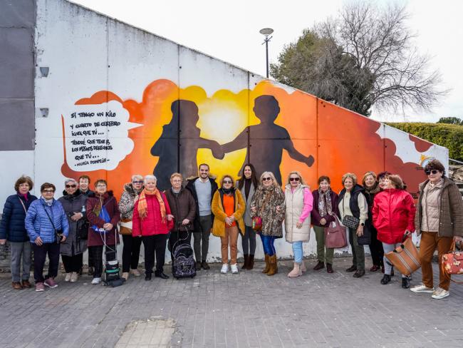 El alcalde, Alejandro Navarro Prieto, y la concejala de Igualdad y Festejos, María Eugenia Gil, junto a la Asociación de Mujeres Viudas de Torrejón, presentando el mural, “En busca de la igualdad”