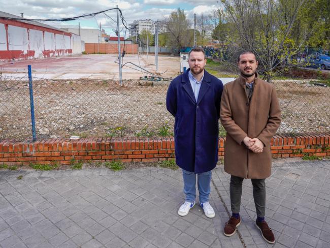 El alcalde, Alejandro Navarro Prieto, y el concejal de Urbanismo y Vivienda, Víctor Miranda Lozano, junto a la parcela de la calle Grafito donde se pretendía ubicar la gasolinera