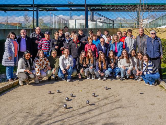 El alcalde, Alejandro Navarro Prieto y la concejala de Mayores y Voluntariado, Ana Verónica González con los alumnos participantes y los mayores del taller de petanca del Centro de Mayores de Veredillas