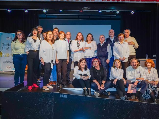 El concejal de Cultura, José Antonio Moreno, junto a los participantes en el acto organizado por la Tertulia Poética Desván por el Día Mundial de la Poesía