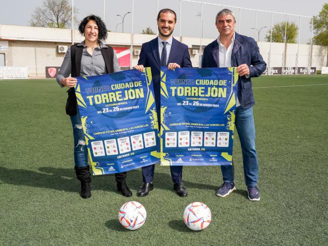 El alcalde, Alejandro Navarro Prieto, la concejala de Turismo, Miriam Gutiérrez, y Manolo Sanchís, exjugador del Real Madrid y de la selección española, organizador del torneo
